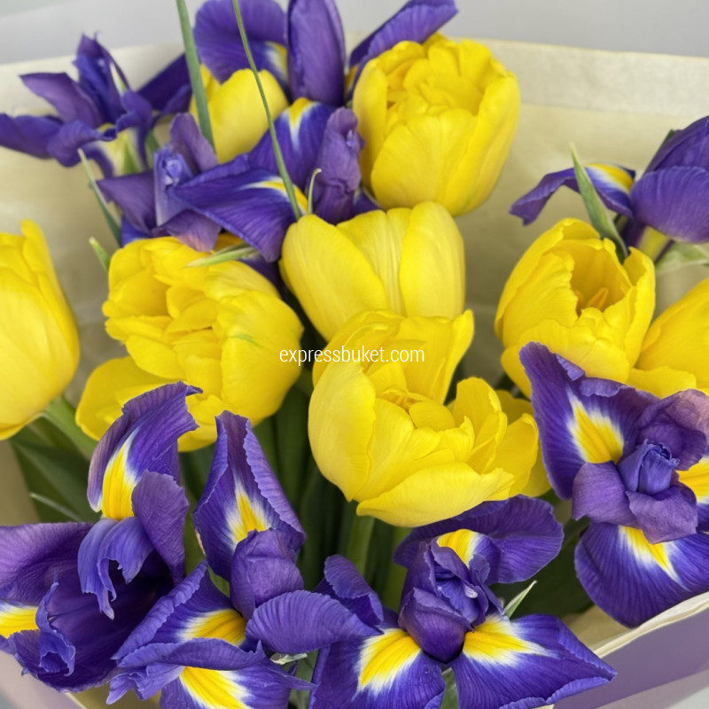 Букет с ирисами и тюльпанами